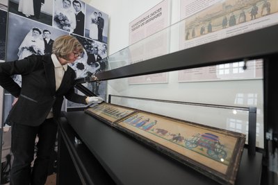 In der Vitrine ausgestellt ist der Egerländer Brautzug. Auf dem Land wurde die Aussteuer einer Braut auf dem „Kammerwagen“ zum Haus des Bräutigams gefahren.