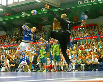 Kevin Roch (Aue) vor Torhüter Tobias Mahncke: