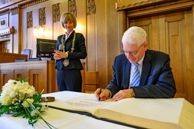 Josef Schuster, Präsident des Zentralrates der Juden in Deutschland, trug sich am Montag ins Goldene Buch der Stadt Chemnitz ein.