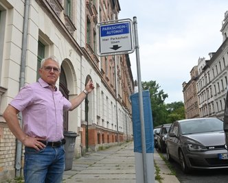 Malermeister Thomas Wagner an einem der neu installierten Parkautomaten im Viertel am Schauspielhaus. Das bislang kostenfreie Parken soll auch dort demnächst nicht mehr möglich sein. 