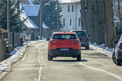 Die Reumtengrüner Hauptstraße sollte eigentlich grundhaft ausgebaut werden, doch es reicht nur zur Reparatur. Damit schwinden die Chancen, dass an der Ortsdurchfahrt durchgängig ein Fußweg gebaut wird.