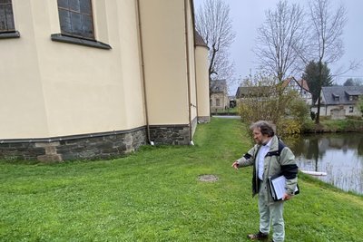 Johannes Ott kann es nicht glauben, der Platz hinter der Sakristei ist komplett verplant – ohne darüber mit der Kirche geredet zu haben.