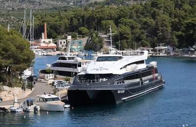 Bei dem Katamaran, der mit einem Segelboot zusammenstieß, handelt es sich um ein Linienschiff.