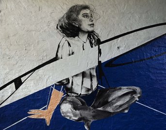 Mit Wandbildern erzählt die ukrainische Künstlerin Kateryna Surhutanova von Krieg und Flucht.