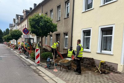 In der Innenstadt werden Glasfaserkabel in etwa 60 Zentimeter Tiefe verlegt.
