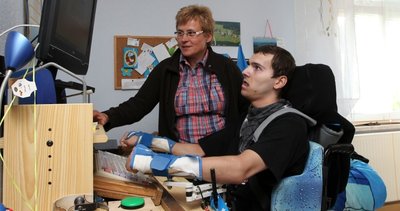 
              <p class="artikelinhalt">In seinem Zimmer in der ersten Etage sitzt René Glöß am liebsten am Computer. Seine Mutter Bärbel besucht ihn regelmäßig. </p>
            