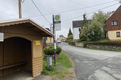 Die Buswarte vor der Kirche wird straßenabwärts zum Kriegerdenkmal verlegt.