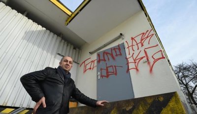 Yavuz Kaya vor seiner Bäckerei auf dem Sonnenberg, die Anfang Januar beschmiert wurde. Die Symbole und Parolen wurden mittlerweile entfernt.