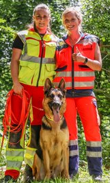 Hundeführerin Victoria Bergner mit DLRG-Rettungshund Roland jr. Böhm und Teamhelferin Lisette Sommer (v.l.) nach der bestandenen Prüfung. 