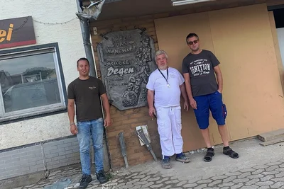Die Backstube von Gregor Degen (M.) stand unter Wasser, hat keine Fenster und Türen mehr. Marcel Arzig (l.) und Mirko Wohlleben haben nun Hilfe versprochen.