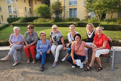 Mitglieder des Damen-Lions-Clubs fideliter aus Limbach-Oberfrohna. Unter dem Motto „wir dienen“ sammeln die Frauen Spenden, um gemeinnützige und soziale Projekte in der Stadt zu unterstützen. In diesem Jahr feiert der Club sein 30-jähriges Bestehen.