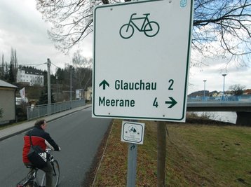 
              <p class="artikelinhalt">In der Ortslage Remse erhalten die Radfahrer eine klare Orientierung, wie viel Kilometer sie bis nach Meerane beziehungsweise bis nach Glauchau zu strampeln haben. Wiegand Sturm</p>
            