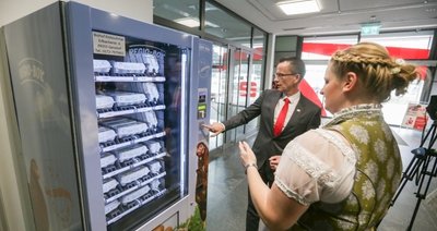 Michael Kreuzkamp, Vorstandsvorsitzender der Sparkasse, und Sarah Kretzschmar vom Biohof Kretzschmar am Eier-Automat.