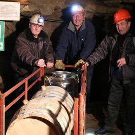 Bergführer Bernd Prager, Ulrich Viertel und Bernd Rossius (von links) schafften die Whiskyfässer ins Bergwerk. 