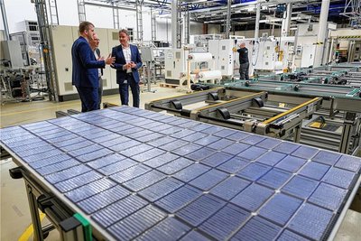 Gunter Erfurt (von rechts), Geschäftsführer von Meyer Burger, Sachsens Umweltminister Wolfram Günther und Grünen-Europaabgeordneter Michael Bloss bei Gesprächen zur Stärkung der Solarindustrie in Europa im April.