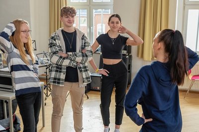 Emely Schimke, Paul Thiermann und Ophelia Weiße (von links) werden bei einer Modenschau zur Jugendweihe mitmachen. Trainerin Bianca de Lima hat sie und andere Jugendliche am Samstag darauf vorbereitet. 