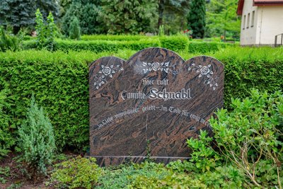 Seine letzte Ruhestätte hat Siegfried Schnabl neben seiner Frau auf dem Ernstthaler Friedhof gefunden.