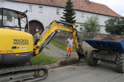 Vorbereitungsarbeiten für die Bordsteinverlegung.