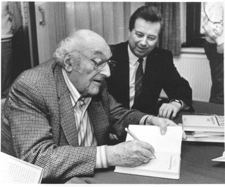 Stefan Heym beim Bücher signieren