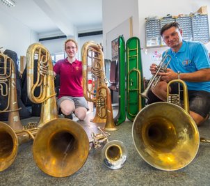 Der Feuerwehrmusikzug Neukirchen-Adorf sammelt Instrumente für die musikalische Ausbildung von Kindern imafrikanischen Uganda. Spender können die Instrumente in der Kauffahrtei 25 in Chemnitz abgeben. Anna Kroning, Geschäftsführerin der Firma Meisterinstrumente Kroning, und Stefan Berghold, Vorsitzender des Feuerwehrmusikzuges Neukirchen-Adorf, kümmern sich auch um eventuell nötige Reparaturen. 