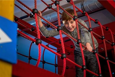 Nicht zum ersten Mal ist der neunjährige Rudi in der Spielwelt Stockhausen in Olbernhau zu Gast. Diese Hängebrücke gehört zu einem Kletterhaus aus Würfeln. 