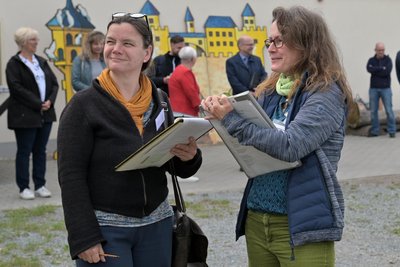 Iris Engelmann vom Denkmalnetz Sachsen (l.) und Jeanine Taut vom Deutschen Verband für Landschaftspflege gehören der Landesjury an, die Beutha besuchte.