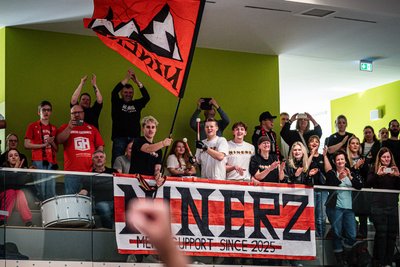 Die Fans machten ordentlich Radau, unter anderem war der Fanclub Ninerz gekommen.