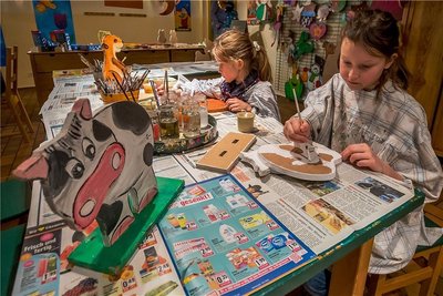 Auch Spielebenen für ruhiges, kommunikatives Spiel und Rollenspiele ist vorhanden. Das Besondere dabei: Alles ist aus Holz! Erika und Lisbeth sind begeistert.