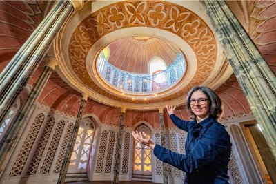 Willkommen in der Bücherschatzkammer der Grafen: Museumsleiterin Barbara Wiegand-Stempel präsentiert die Schlossbibliothek im neogotischen Stil.