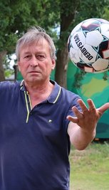 Allein mit dem Ball: Jens Jentzsch hat in Euba kein Männerteam mehr. 