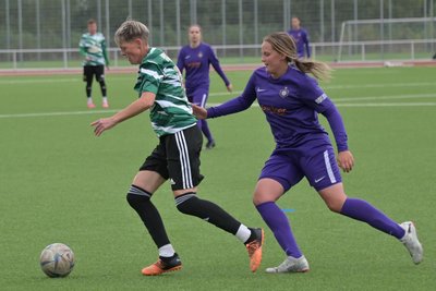 Die Veilchenkickerinnen um Michelle Albrecht (r.) trafen im Derby gegen Thum-Herold auch auf die Ex-Auerin Sandra Eckelmann.