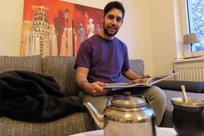 Da Mahmoud Issa eine möblierte Wohnung gesucht hat, war die Auswahl nicht sehr groß. Deshalb liegt sein Zuhause rund fünf Kilometer von der Klinik entfernt.
