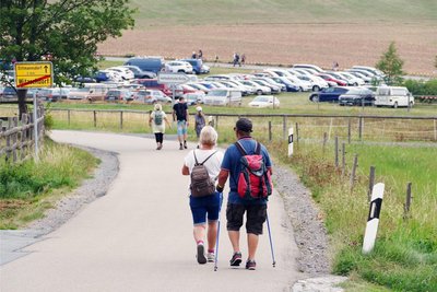 Die Parkflächen am Witzschdorfer Wanderparkplatz waren am Vormittag ebenso prall gefüllt wie die Straßen und Wege, die zum dortigen Festzelt führten.