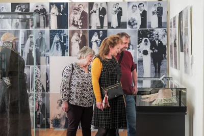Die neue Sonderausstellung zeigt auch Fotos von früheren Hochzeitspaaren.
