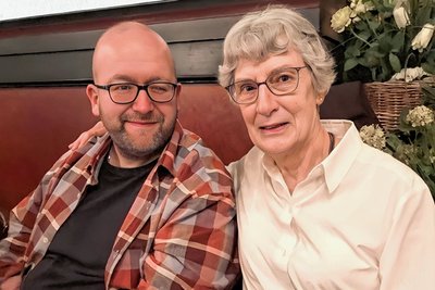 Nach mehreren längeren Telefonaten traf der Zschopauer Hobby-Historiker Carsten Beier Anfang November Gudrun Jackson, die Tochter von Fritz Menzer, persönlich. Anlass war die Präsentation der Filmreihe in München.