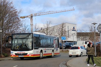 Um von A nach B zu kommen, nutzt der 27-Jährige den Bus, wenn es in den Dienstplan passt. Ansonsten geht er rund 50 Minuten zu Fuß, zweimal täglich.