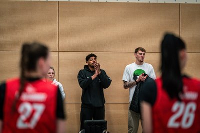 Kostja Mushidi (links) und Julian Steinfeld vom Bundesligateam der Niners waren gekommen, um die „Rollis“ zu unterstützen.