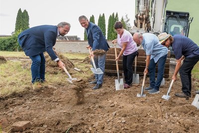 Zum Spaten griffen am Sonntag (v. l.) OB Arne Sigmund, Architekt Carsten Weiße, die Stadträte Anja Schreiter, Klaus Baumann, und Niels Sigmund sowie Planer Michael Flach und Amtsleiter Thomas Hoyer.