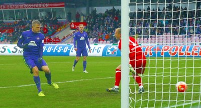 Das letzte Tor im alten Erzgebirgsstadion. Nicky Adler schiebt den Ball vorbei an Kölns Torhüter Andre Poggenborg zum 2:0 ein.