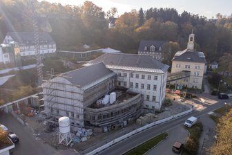 22,5-Millionen-Euro-Investition im Erzgebirge geplant: Nach dem Kurhaus soll das Bad folgen - Ein Blick auf das aktuelle Millionenprojekt im Herzen von Thermalbad Wiesenbad: die Modernisierung des Kurhauses samt einem neuen Anbau. 2025 soll alles fertig sein.