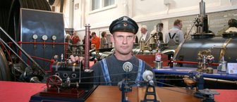 22 Aussteller lassen im Museum Dampf ab - 
              <p class="artikelinhalt">Maik Frede aus Radebeul präsentierte stolz ein von ihm gebautes Modell. Im Hintergrund ist ein Teil der alten Dampfmaschine des Museums zu sehen. Rund um die 100 Jahre alte Anlage wurden etliche Modelle platziert. Weitere Exemplare konnten die Besucher im Haupthaus bewundern. </p>
            