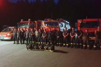 22 Einsatzkräfte helfen im Brandgebiet - Die 22 Einsatzkräfte haben kurz vor ihrer Abreise noch einmal für ein Foto posiert. Sie bleiben bis Donnerstag in der Waldbrandregion. 