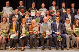 22 Glücksfälle für das Vogtland - Sie waren die Ersten, die am Samstagabend bei der vogtländischen Sportgala 2023 in der Plauener Festhalle auf der Bühne ausgezeichnet wurden: Die "Vereinshelden", ohne die es im Großen wie im Kleinen nicht so viele Erfolge zu feiern gäbe.