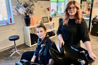 22-Jährige schlägt im Erzgebirge berufliche Wurzeln: Was den Frisörberuf besonders macht - Josy Zimmermann (r.) hat den Frisörsalon von Kerstin Elsner übernommen.