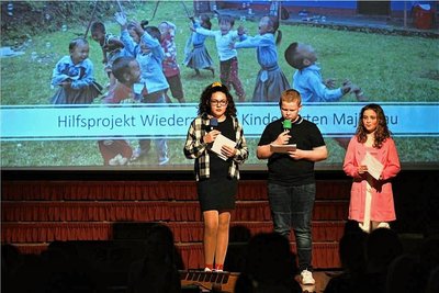 Lara, Dean und Charlotte (v.l.) führten durch das Programm. 