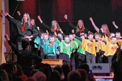 Beim Programmpunkt "Superhelden" standen Auszubildende vom BSZ Rochlitz und Kinder aus der DRK-Kita "Die kleinen Strolche" gemeinsam auf der Bühne. 