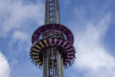 Das Gefühl von Schwerelosigkeit erleben? Für sieben Euro lässt sich das im Fortress Tower, dem nach Angaben der Eigentümer größten transportablen Freifallturm der Welt.