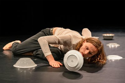 Beim Objekttheaterstück „Ka:putt“ im Figurentheater (im Bild Jakob Ferdinand Lenk) spielt auch Porzellan eine wichtige Rolle.
