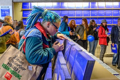 Alles blau: Kummer Fan Lisa Schiele vom Bodensee im „Kiox“-Plattenladen.