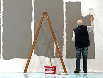 Eine Möglichkeit der Teilhabe: Älterer Herr weißt Wand.